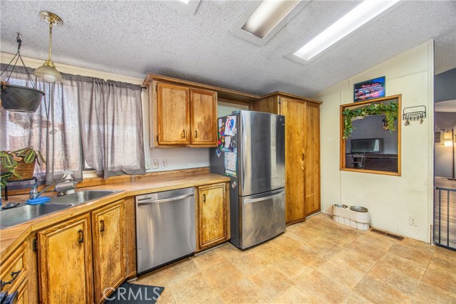 7717 Church Avenue, Highland CA: https://media.crmls.org/medias/80c01a28-d81f-4daf-87a9-9281132ddcf6.jpg