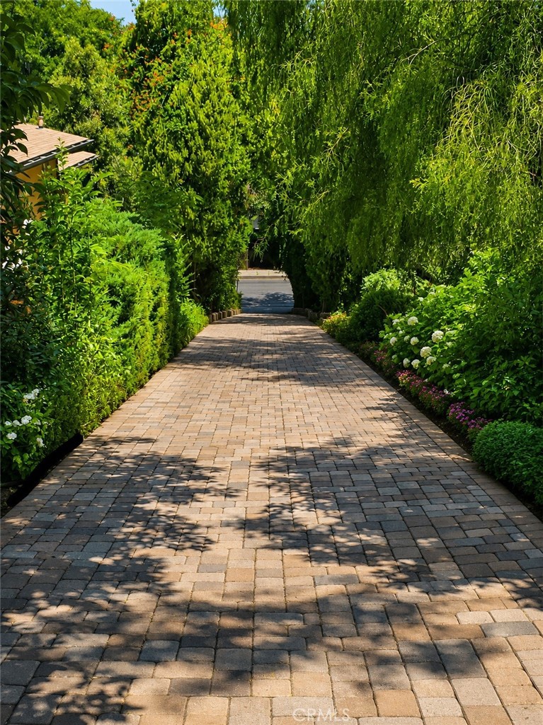 https://media.crmls.org/medias/80c22087-9ec8-4e36-b490-bf66039f1448.jpg?preset=X-Large