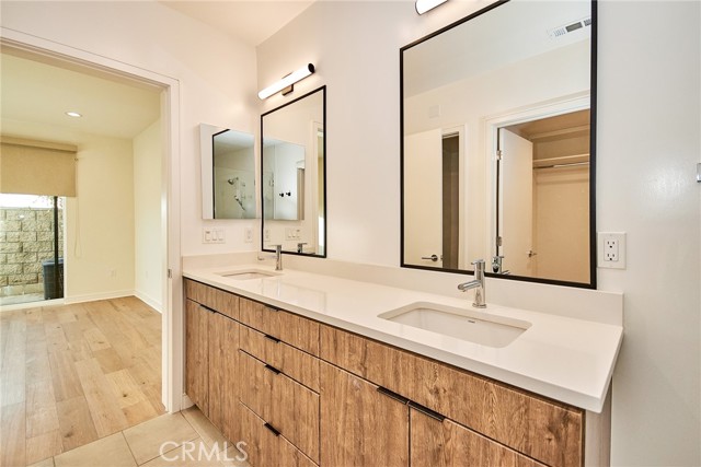 1050 N Joels Place, Los Angeles CA: https://media.crmls.org/medias/80c27a17-495e-44bc-83f9-4740b5c03f9f.jpg