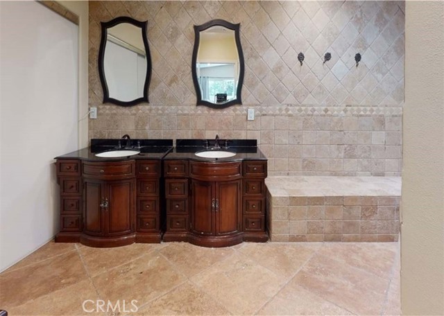 24272 Lysanda Drive, Mission Viejo CA: https://media.crmls.org/medias/80c46f1f-0391-43fc-ac84-4d3940806ac7.jpg