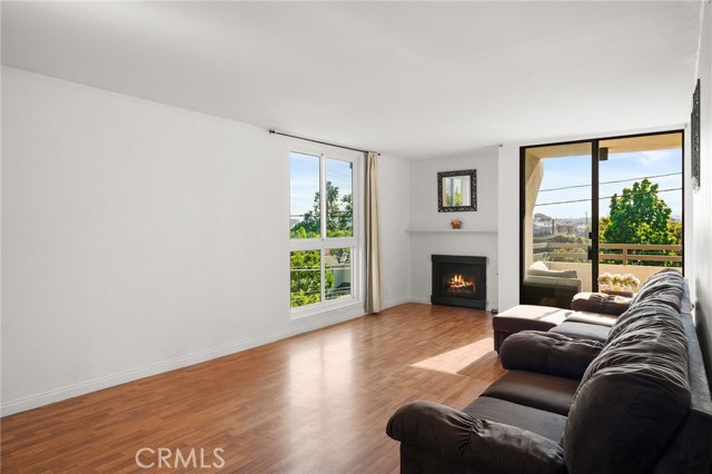 911 N Kings Road, West Hollywood CA: https://media.crmls.org/medias/80c551cf-2dfb-4db3-b384-e25f7bc8148f.jpg