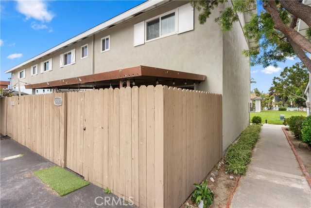 19817 RAMSGATE Lane, Huntington Beach CA: https://media.crmls.org/medias/80c5ade6-a632-47a1-a4a9-19737dd96b08.jpg