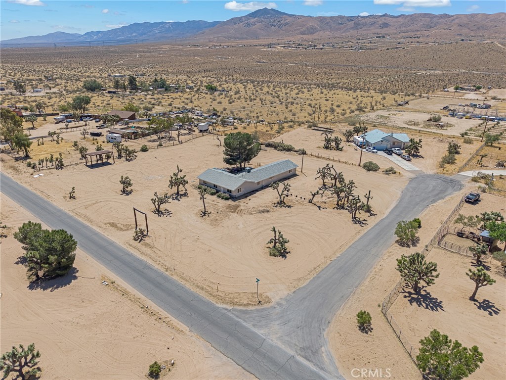 https://media.crmls.org/medias/80ca05e8-7915-4167-91b6-b92bada791df.jpg?preset=X-Large