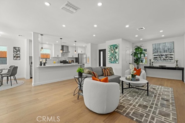 Detail Gallery Image 9 of 44 For 5815 Saloma Ave, Sherman Oaks,  CA 91411 - 4 Beds | 3/1 Baths