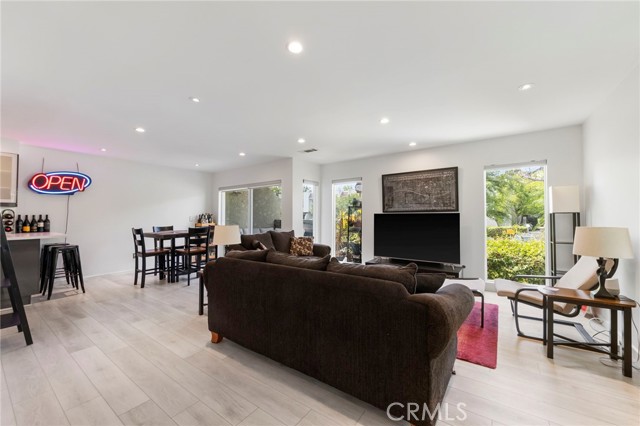 Detail Gallery Image 3 of 23 For 11744 Moorpark, Studio City,  CA 91604 - 2 Beds | 2/1 Baths