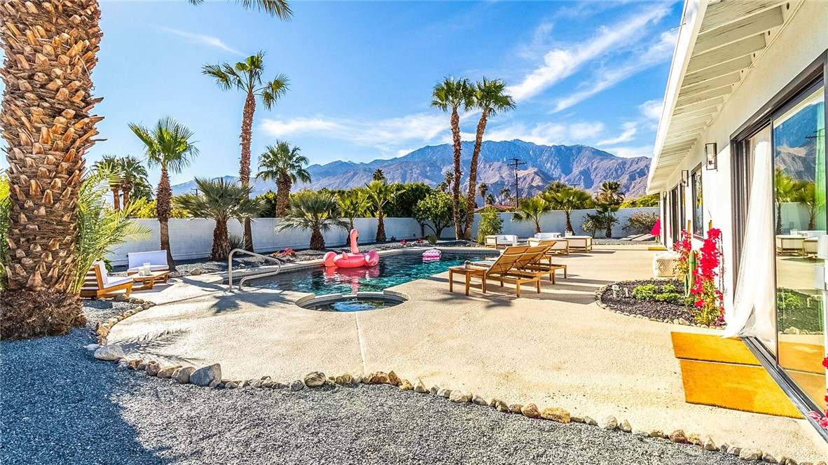 Detail Gallery Image 2 of 32 For 1874 N Los Alamos Rd, Palm Springs,  CA 92262 - 3 Beds | 2 Baths