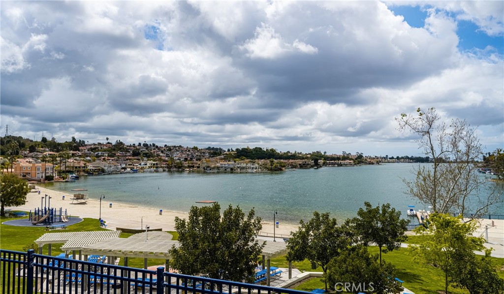 https://media.crmls.org/medias/80cbd198-2a24-4d62-8f78-626795edb4d1.jpg?preset=X-Large