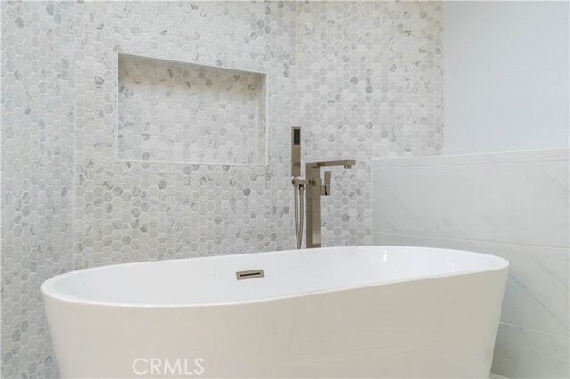 Detail Gallery Image 12 of 40 For 633 Vista Bonita, Newport Beach,  CA 92660 - 3 Beds | 2/1 Baths