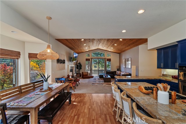 Detail Gallery Image 13 of 50 For 317 Oriole, Big Bear Lake,  CA 92315 - 3 Beds | 3 Baths