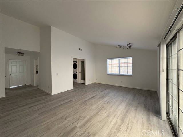 Detail Gallery Image 8 of 22 For 19351 Strathern, Reseda,  CA 91335 - 4 Beds | 2 Baths