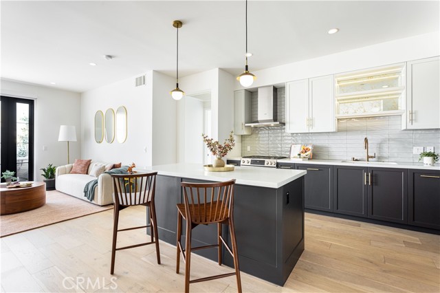 Detail Gallery Image 2 of 34 For 1333 S Orange Grove Ave #304,  Los Angeles,  CA 90019 - 2 Beds | 2 Baths