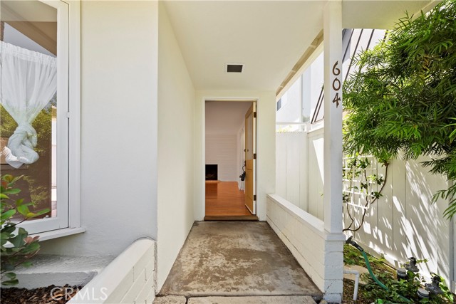 604 Marguerite Avenue, Corona del Mar CA: https://media.crmls.org/medias/80d1ac82-2940-4dbc-8366-f1377376f72b.jpg