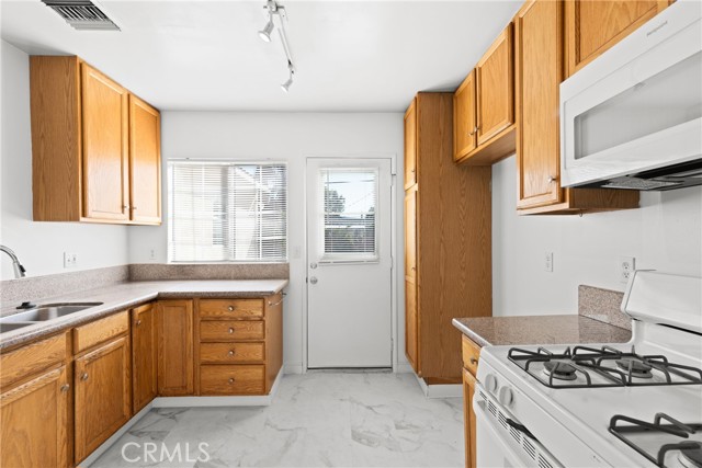 Detail Gallery Image 6 of 21 For 17414 Burma St, Encino,  CA 91316 - 3 Beds | 2 Baths