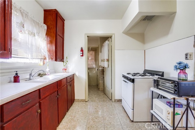 725 W 85th Street, Los Angeles, California 90044, ,Residential Income,For Sale,725 W 85th Street,CRSB24007515