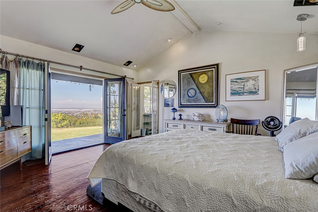 https://media.crmls.org/medias/80d618b2-1091-4b8c-a587-89ba1b823a2e.jpg?preset=X-Large
