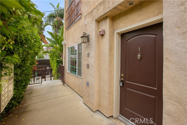 Detail Gallery Image 3 of 24 For 6064 Hazelhurst Pl #1,  North Hollywood,  CA 91606 - 3 Beds | 3/1 Baths