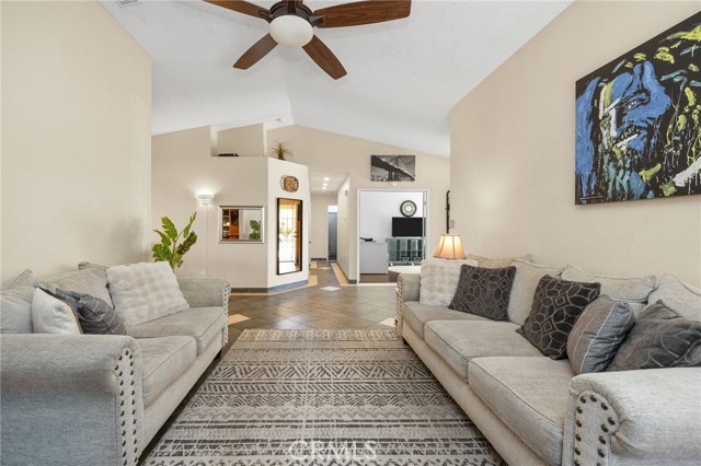 Detail Gallery Image 4 of 28 For 653 E 1st, San Jacinto,  CA 92583 - 4 Beds | 2 Baths