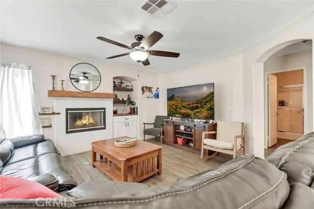 Detail Gallery Image 16 of 42 For 16322 Calle Serena, Moreno Valley,  CA 92551 - 6 Beds | 3 Baths