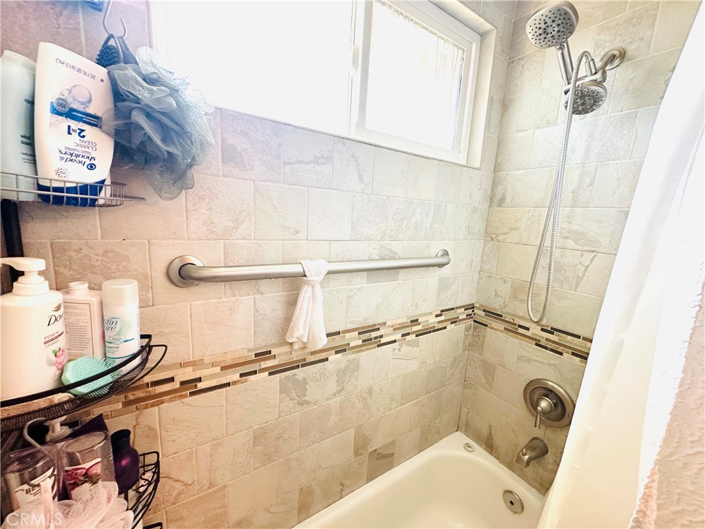 https://media.crmls.org/medias/80e0c1f7-3ba8-43c1-aa4c-6c881db5316c.jpg?preset=X-Large