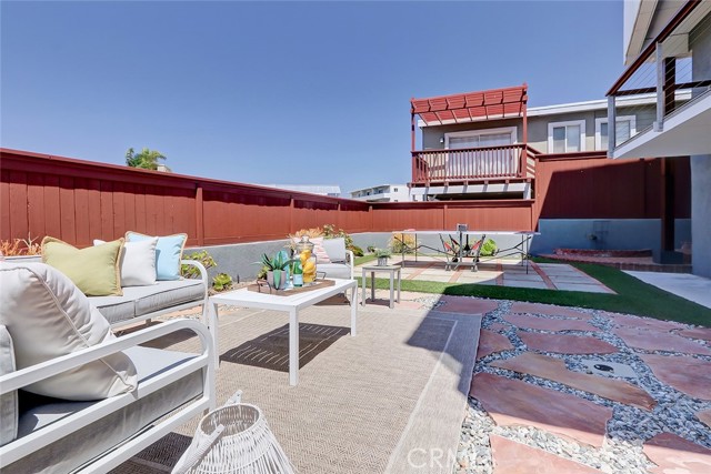 1010 Owosso Avenue, Hermosa Beach, California 90254, 3 Bedrooms Bedrooms, ,2 BathroomsBathrooms,Residential,Sold,Owosso,SB21166823