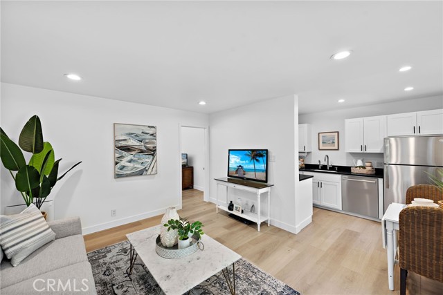 Detail Gallery Image 4 of 14 For 387 Cypress Dr #3,  Laguna Beach,  CA 92651 - 2 Beds | 2 Baths