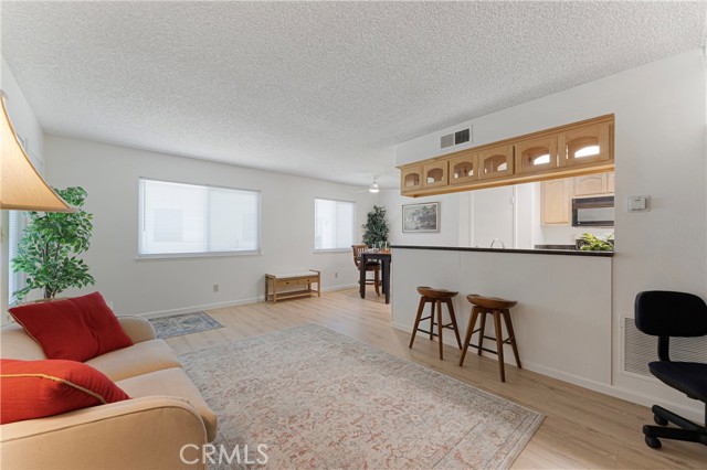 Detail Gallery Image 3 of 27 For 978 W Calle Del Sol #2,  Azusa,  CA 91702 - 2 Beds | 1 Baths
