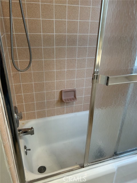 hallway bathroom tub/shower