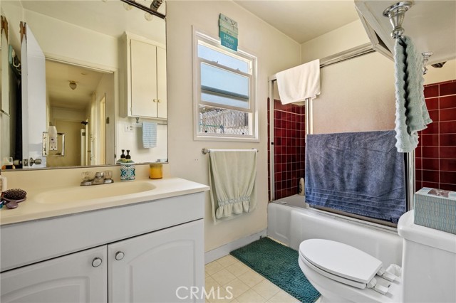 618 Prospect Full bath