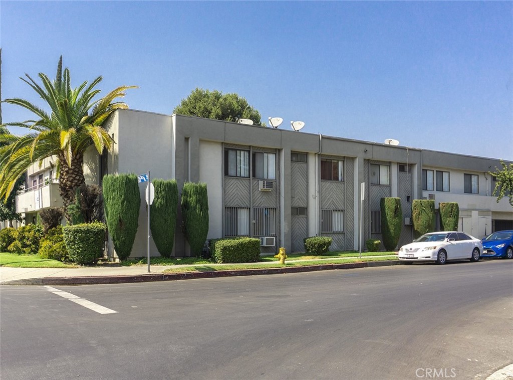 Apartment at 14807 Parthenia