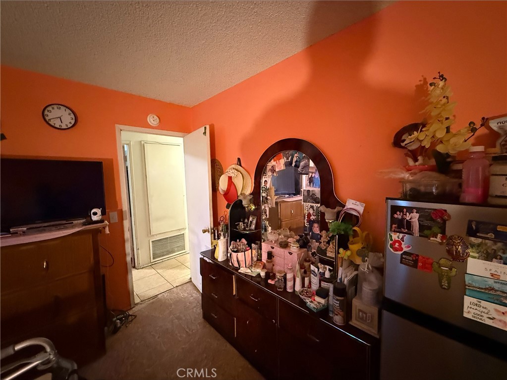https://media.crmls.org/medias/80eb3773-fdae-4d6b-8b60-f95a4e6d8f14.jpg?preset=X-Large