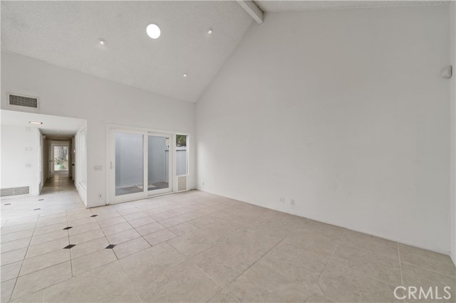 75 Willow Tree Lane, Irvine CA: https://media.crmls.org/medias/80f08c77-110d-4b38-8625-7313d44e21ed.jpg