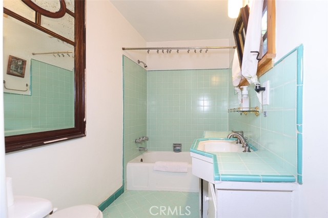 Detail Gallery Image 9 of 36 For 9860 Yoakum Dr, Beverly Hills,  CA 90210 - 1 Beds | 2 Baths