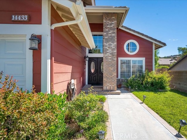Detail Gallery Image 4 of 45 For 14433 Grandifloras Rd, Canyon Country,  CA 91387 - 4 Beds | 3 Baths