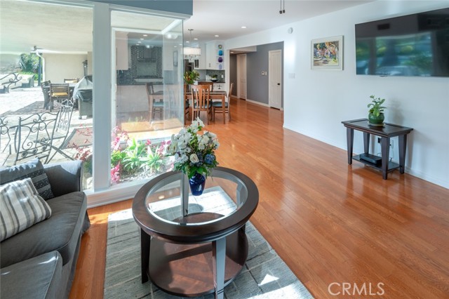 OPen & Bright family room