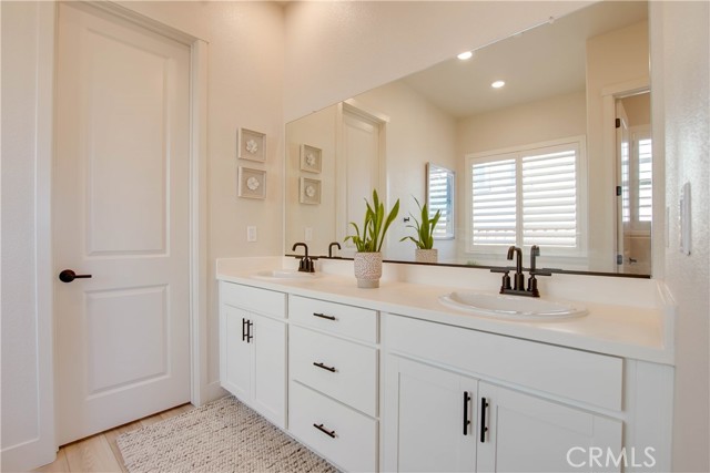 208 Luna Way, Hollister CA: https://media.crmls.org/medias/80faa79f-25d0-432c-a6a1-6ef577b92e26.jpg