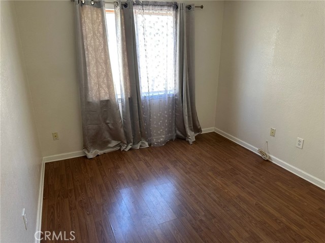 Detail Gallery Image 16 of 19 For 1715 Lake Way, Lancaster,  CA 93534 - 5 Beds | 2/1 Baths