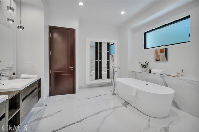 332 Avenue E, Redondo Beach, California 90277, 5 Bedrooms Bedrooms, ,6 BathroomsBathrooms,Residential,For Sale,Avenue E,SB26070979