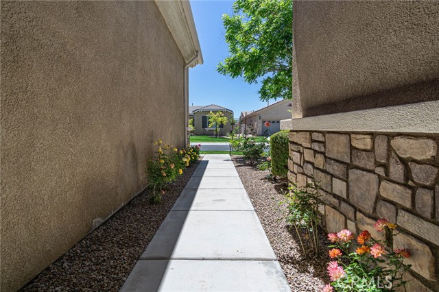 19478 Big Horn Street, Apple Valley CA: https://media.crmls.org/medias/8103deee-d6b5-4104-95a9-63b0c46abc27.jpg
