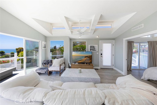 30802 Coast, Laguna Beach CA: https://media.crmls.org/medias/8104848e-00a1-406f-b305-e150adf36078.jpg