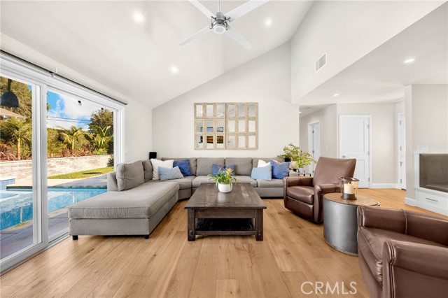 Detail Gallery Image 4 of 31 For 1619 Melody Ln, Fullerton,  CA 92831 - 4 Beds | 3/1 Baths