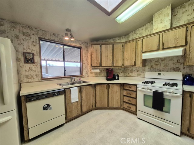 13381 Magnolia Avenue, Corona CA: https://media.crmls.org/medias/81065ddb-c56d-43d2-af82-3a726a2002d3.jpg