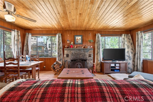 Detail Gallery Image 9 of 49 For 5806 Victorville, Wrightwood,  CA 92397 - 3 Beds | 1/1 Baths