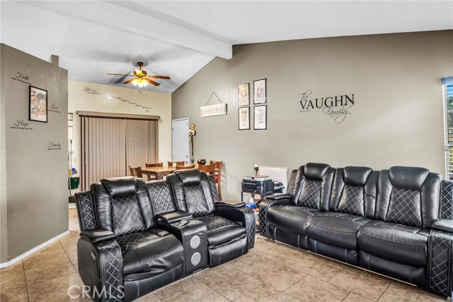 1137 Express Circle, Colton CA: https://media.crmls.org/medias/810915a1-b0e6-412f-ac3b-23ff2fd0ee42.jpg