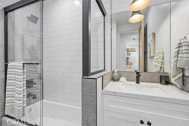 Detail Gallery Image 30 of 45 For 617 N Irena Ave #B,  Redondo Beach,  CA 90277 - 4 Beds | 3/1 Baths