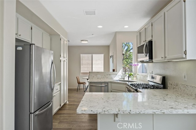 Detail Gallery Image 11 of 43 For 1868 Day Lily Ln, Simi Valley,  CA 93065 - 3 Beds | 2/1 Baths