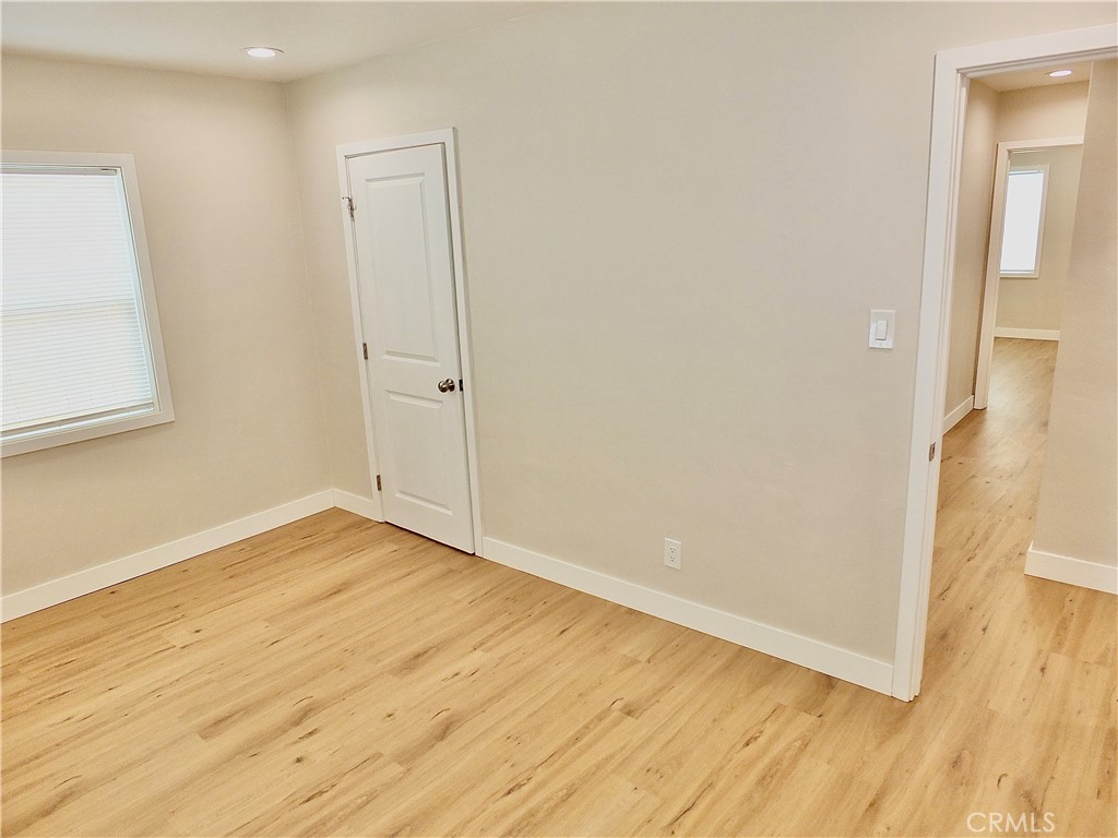 https://media.crmls.org/medias/810f798b-5a0b-4194-9858-e4a7b653128c.jpg?preset=X-Large