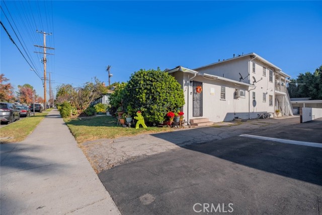 Detail Gallery Image 1 of 20 For 5654 Kester Ave #4,  Van Nuys,  CA 91411 - 2 Beds | 1 Baths