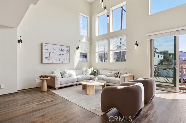 Detail Gallery Image 2 of 67 For 1745 Spreckels Ln, Redondo Beach,  CA 90278 - 3 Beds | 4/1 Baths