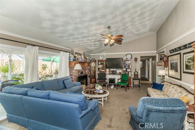 2468 Laverne, Clovis CA: https://media.crmls.org/medias/8115e07a-0cf8-4746-8135-ae8b17c77b7e.jpg