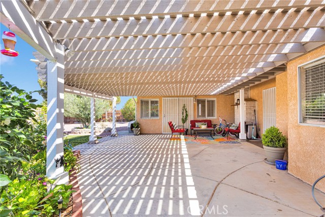 13950 High Falls Trail, Apple Valley CA: https://media.crmls.org/medias/8118f5c0-521f-4fef-98e0-76508c57b87a.jpg